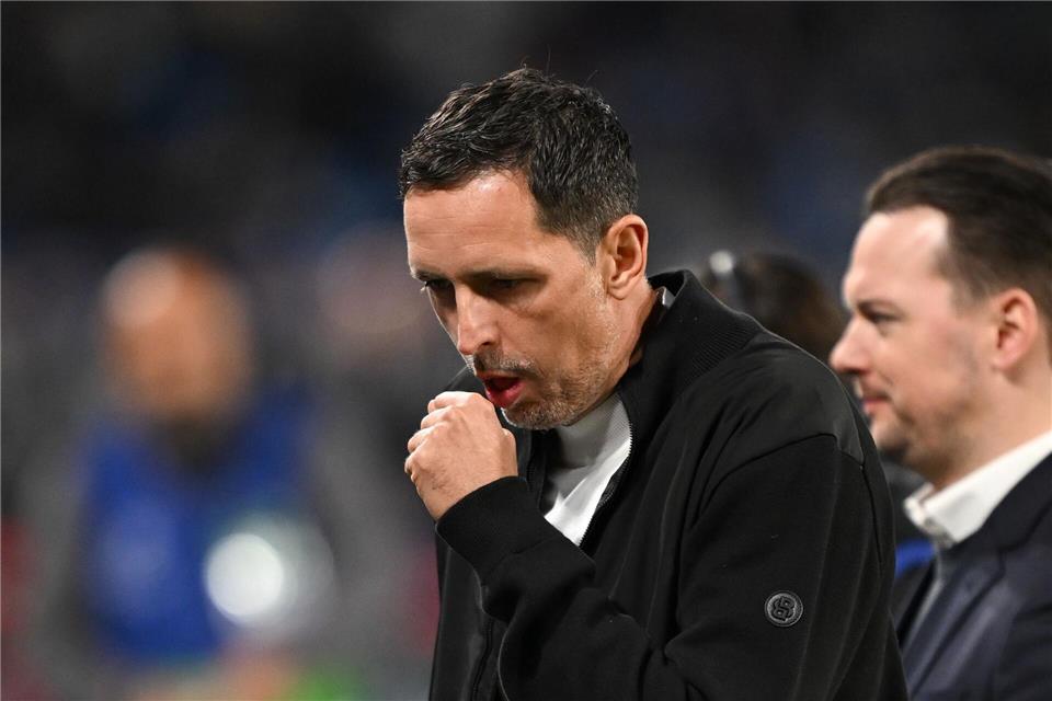 Eintracht-Coach Dino Toppmöller begleitete sein Team an der Seitenlinie, wirkte aber immer noch angeschlagen.Arne Dedert/dpa