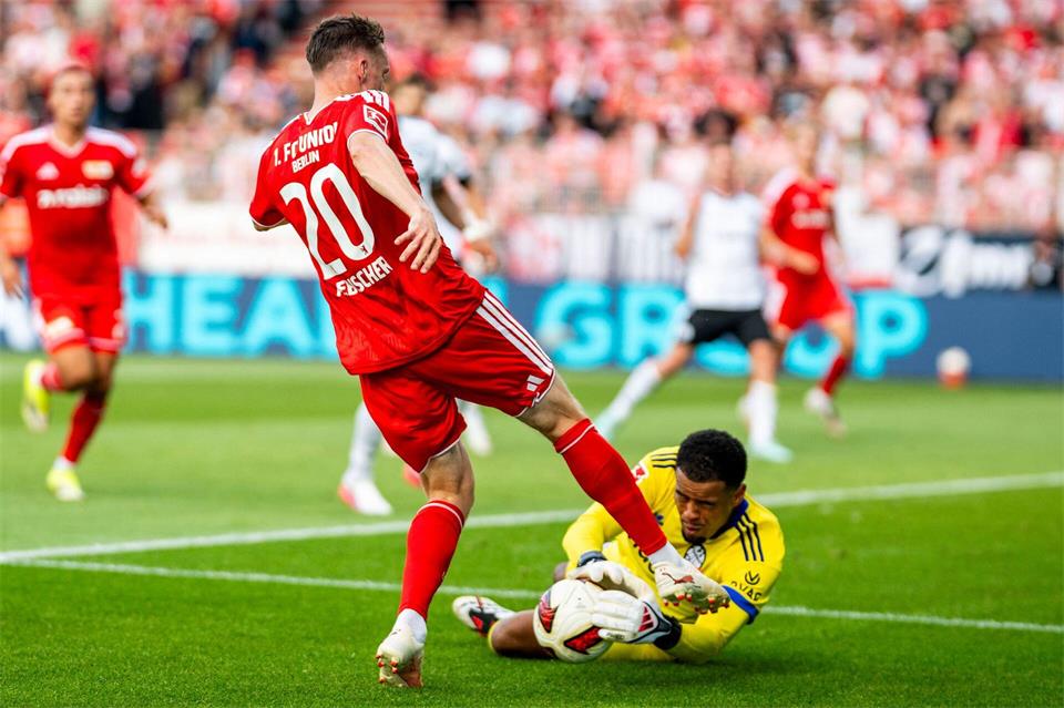 Eintracht-Debüt gegen Union Berlin: Schlussmann Noah Atubolu. (Archivbild)Julius Frick/dpa
