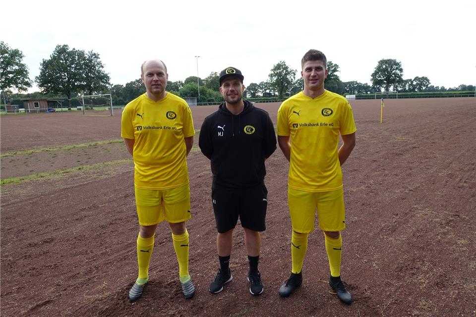 Eintracht Erles Trainer Manuel Jakob (Mitte) mit seinen beiden erfahrenen Neuzugängen Jonas Rottmann (links) und Lukas Rößmann.