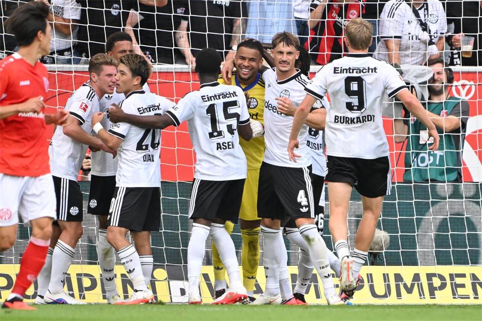 Eintracht Frankfurt bejubelte in Mainz den ersten Saisonsieg.Torsten Silz/dpa