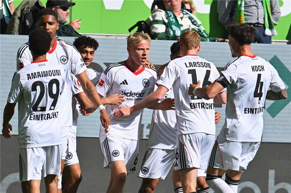 Eintracht Frankfurt bleibt mit dem Sieg in Wolfsburg im Europapokal-Rennen.Swen Pförtner/dpa