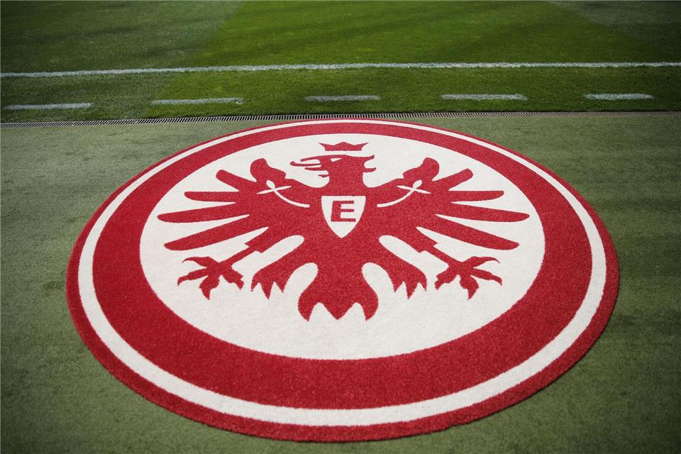 Trotz stabiler Erlöse: Eintracht macht Millionen-Verlust  Eintracht Frankfurt hat in der Saison 2023/24 einen Umsatzrekord erzielt. (Archivbild)Frank Rumpenhorst/dpa
