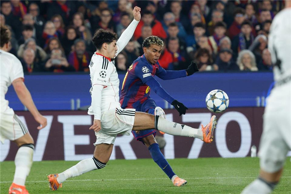 Eintracht Frankfurt hat sich für einen großen Kampf in Barcelona nicht belohnt.Joan Monfort/AP/dpa