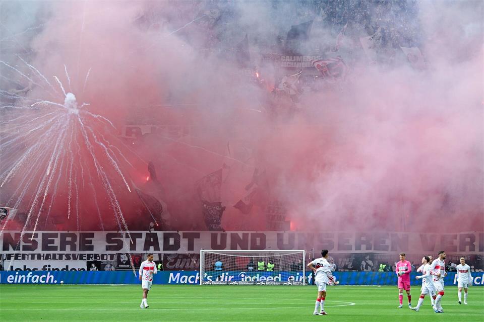 Eintracht Frankfurt ist wegen der Vorfälle beim Bundesligaspiel gegen den VfB Stuttgart mit einer hohen Geldstrafe belegt worden. (Archivbild) Uwe Anspach/dpa
