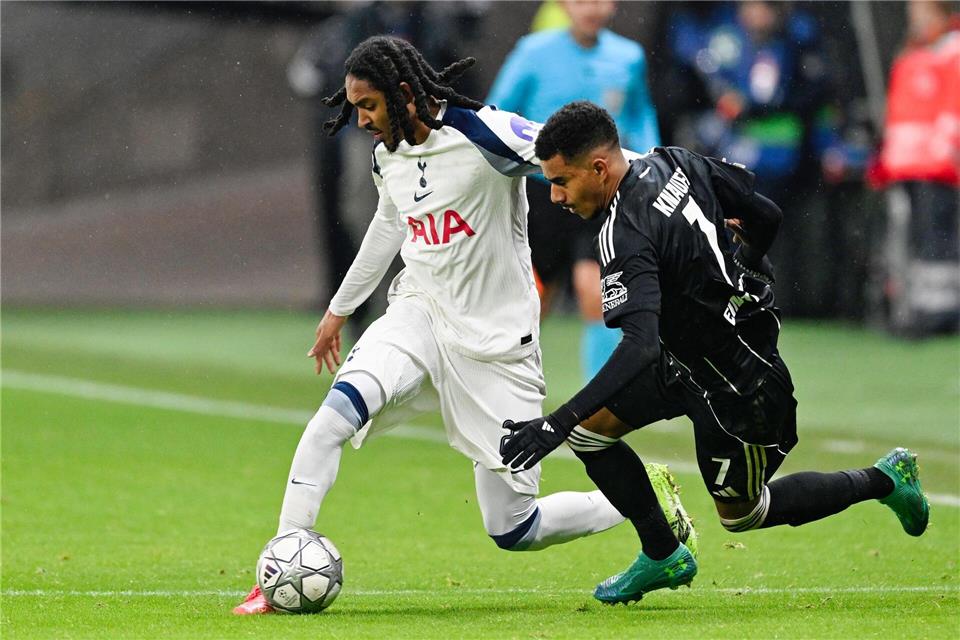 Eintracht Frankfurt mit Ansgar Knauff (r) und Tottenham Hotspur um Djed Spence (l) lieferten sich eine umkämpfte Begegnung.Uwe Anspach/dpa