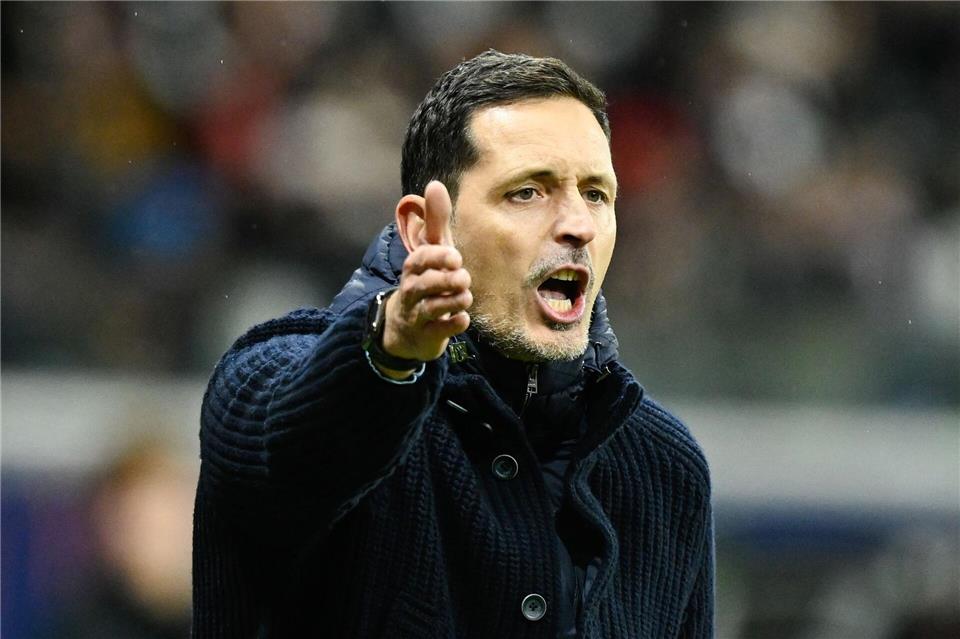 Eintracht will Platz drei festigen - Lilien gegen Paderborn Eintracht Frankfurt mit Trainer Dino Toppmöller ist in der Fußball-Bundesliga bei der TSG 1899 Hoffenheim gefordert.Uwe Anspach/dpa