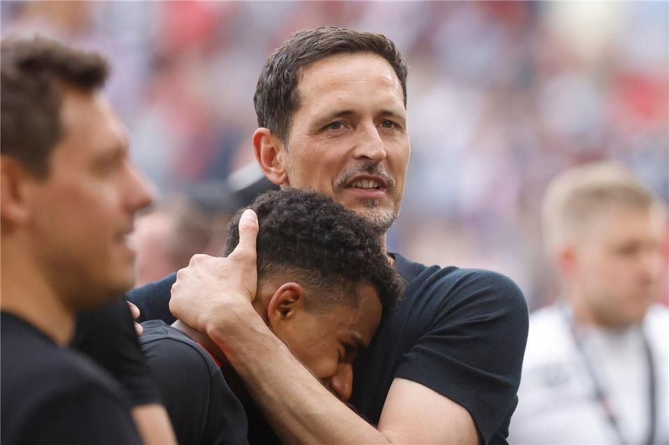 Rätsel gelöst: Eintracht spielt zum Auftakt gegen Bremen Eintracht Frankfurt mit Trainer Dino Toppmöller (r) bekommt es zum Auftakt der Bundesliga-Saison mit Werder Bremen zu tun.Philipp von Ditfurth/dpa