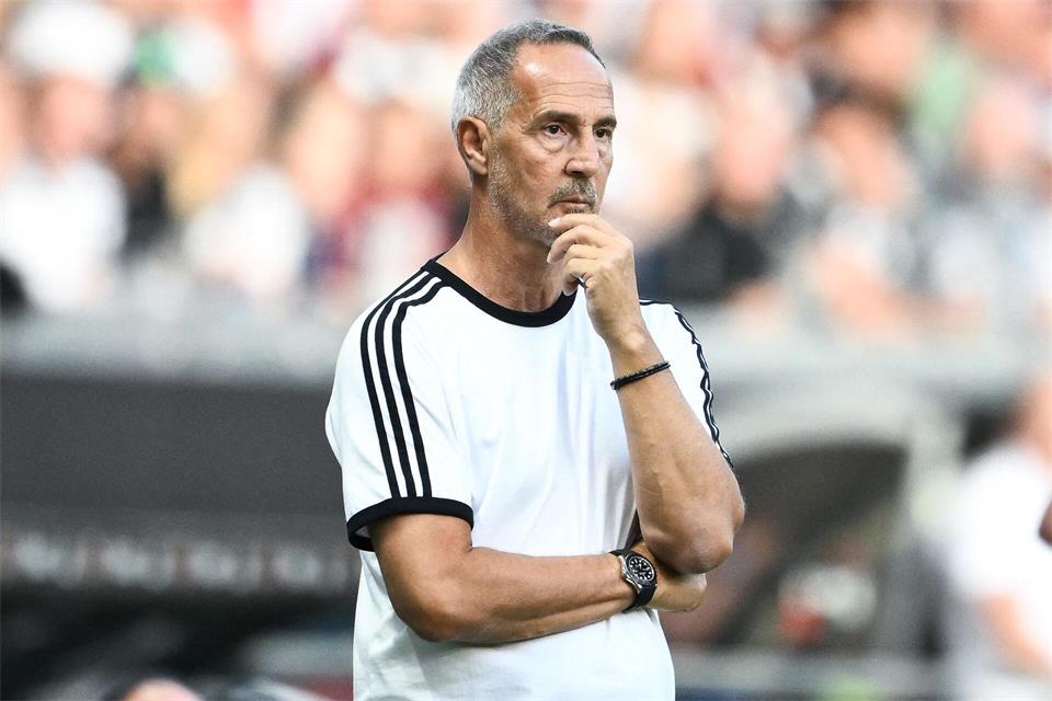 Eintracht Frankfurt mit Trainer Hütter setzt weiter auf den Nachwuchs (Archivbild).Florian Wiegand/dpa