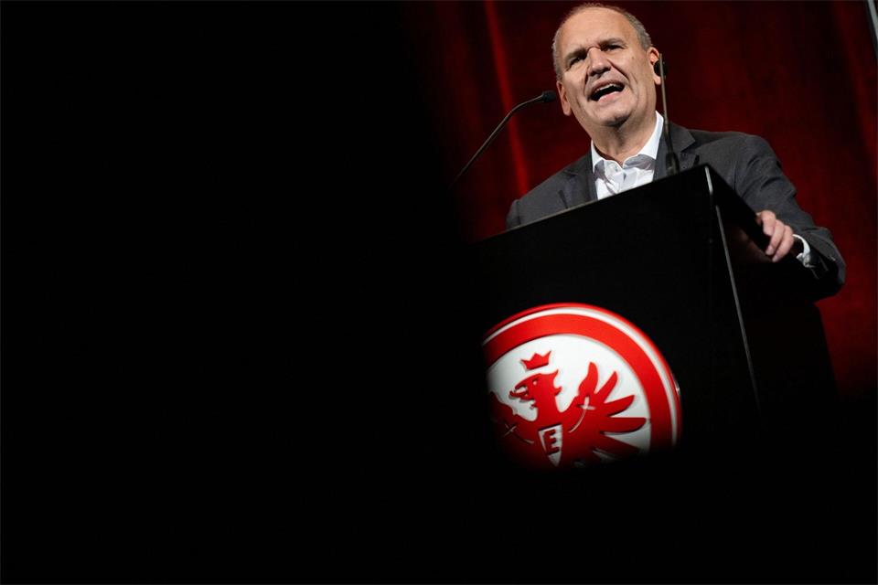 Eintracht Frankfurt schlägt einen neuen Kurs in der Transferpolitik ein.  Florian Wiegand/dpa