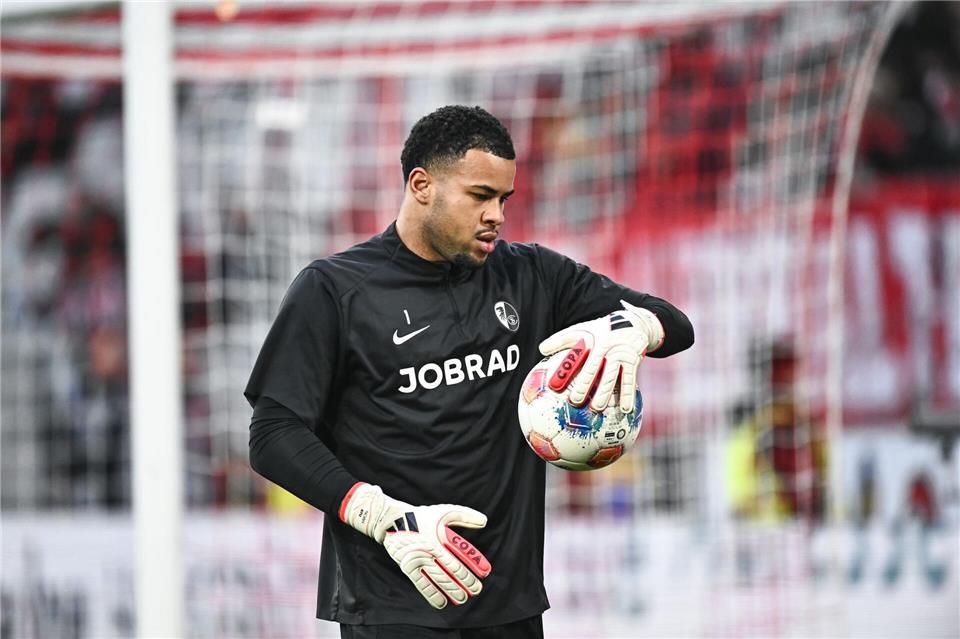 Eintracht Frankfurt soll über eine Verpflichtung von Noah Atubolu nachdenken. (Archivbild)Silas Stein/dpa
