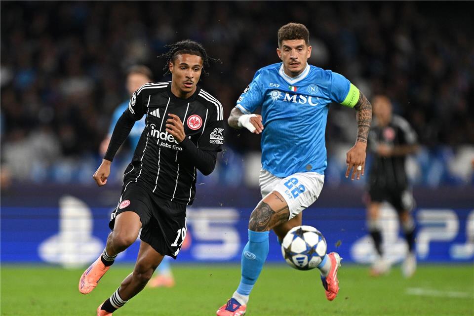 Eintracht Frankfurt um Jean-Mattéo Bahoya (l) kam offensiv in der ersten Hälfte gegen die SSC Neapel überhaupt nicht zur Geltung.Arne Dedert/dpa