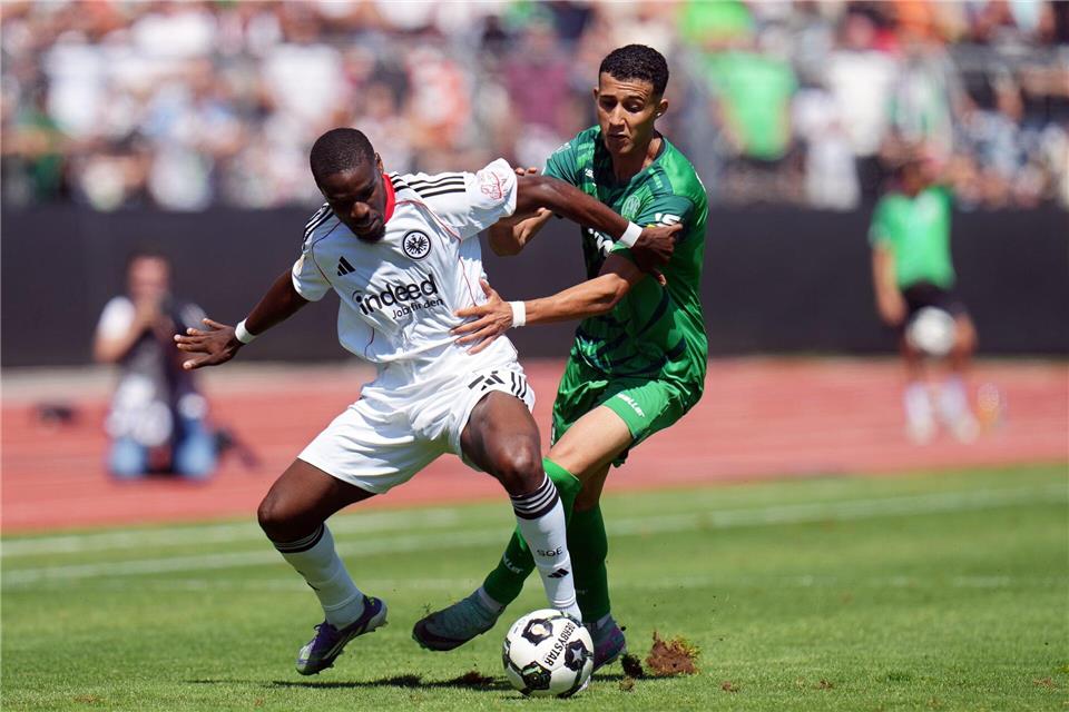 Eintracht Frankfurt um Niels Nkounkou (l) steht in der zweiten Runde des DFB-Pokals.Thomas Frey/dpa