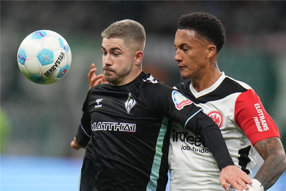 Eintracht Frankfurt um Tuta (r) und Werder Bremen um Romano Schmid lieferten sich ein Duell auf Augenhöhe.Thomas Frey/dpa