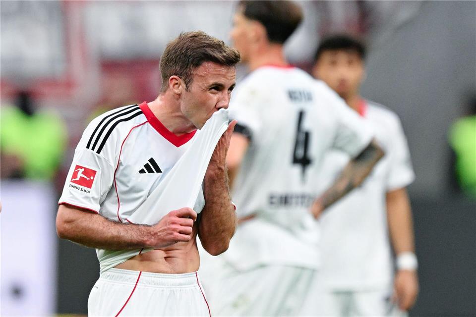 Eintracht Frankfurt um den eingewechselten Mario Götze gab gegen Köln eine 2:0-Führung aus der Hand.Uwe Anspach/dpa