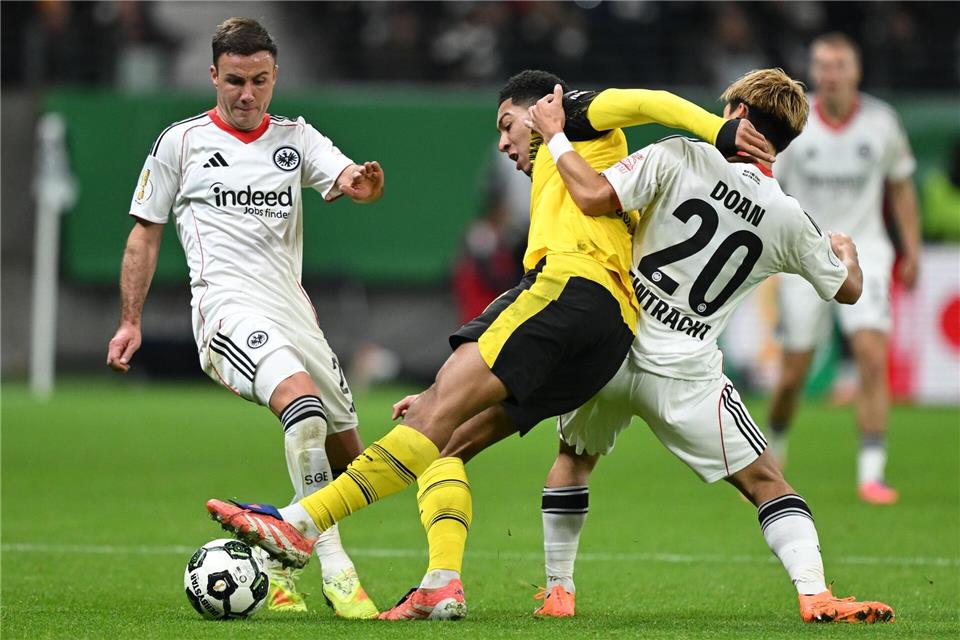 Elfmeterkrimi: BVB besiegelt frühes Pokal-Aus für Frankfurt  Eintracht Frankfurt und Borussia Dortmund lieferten sich einen packenden Pokal-Kampf.Arne Dedert/dpa