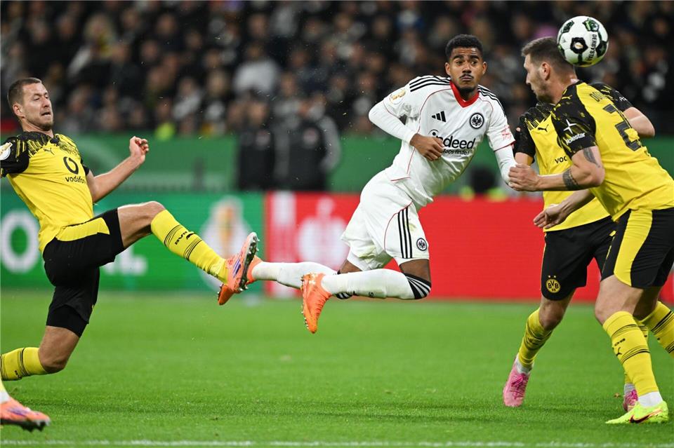 BVB gewinnt Krimi in Frankfurt - Wolfsburg und Augsburg raus  Eintracht Frankfurt und Borussia Dortmund lieferten sich einen Pokal-Fight.Arne Dedert/dpa