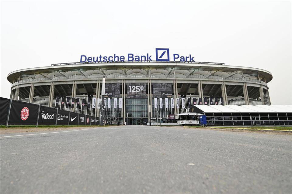 Eintracht Frankfurt und die Deutsche Bank haben ihre Zusammenarbeit bis 2035 verlängert. (Archivbild)Arne Dedert/dpa