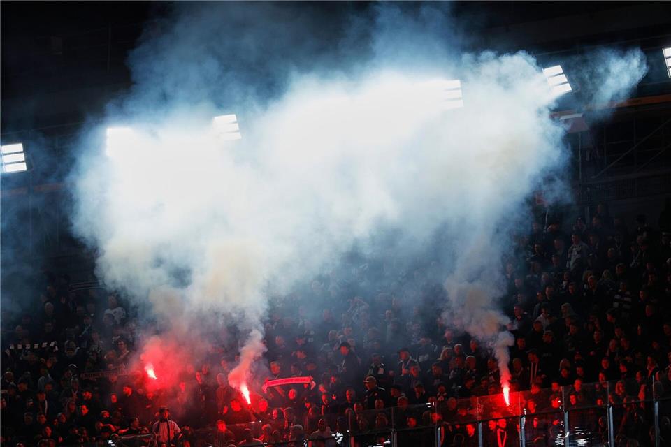 Eintracht Frankfurt will künftig einen härteren Kurs im Umgang mit den eigenen Fans fahren. (Archivbild)Joan Monfort/AP/dpa
