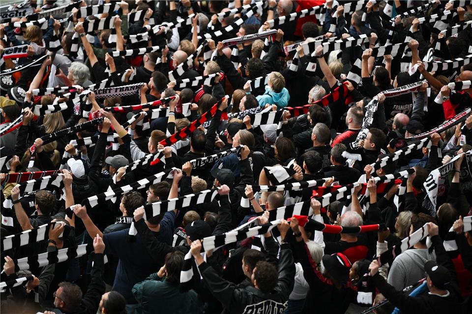 Eintracht Frankfurt wird bei der SSC Neapel nach Ablehnung eines Antrags auf Spielverlegung ohne Unterstützung der Fans spielen. (Archivbild)Arne Dedert/dpa
