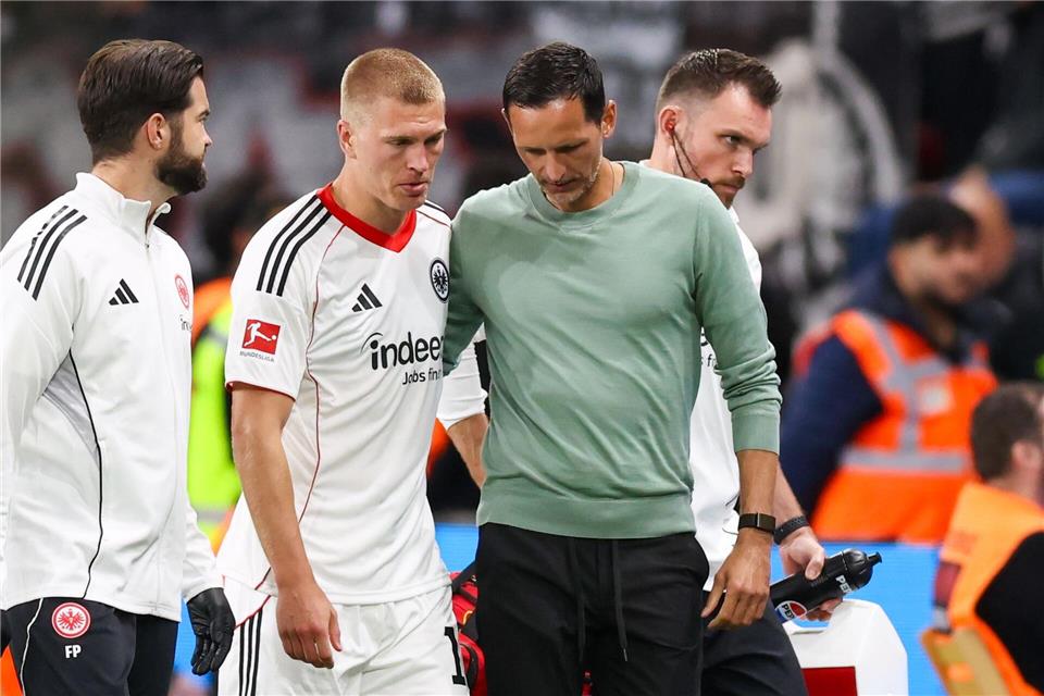 Eintracht Frankfurts Coach Dino Toppmöller (r) kann in Freiburg voraussichtlich wieder auf Rasmus Kristensen setzen. (Archivbild)Christoph Reichwein/dpa