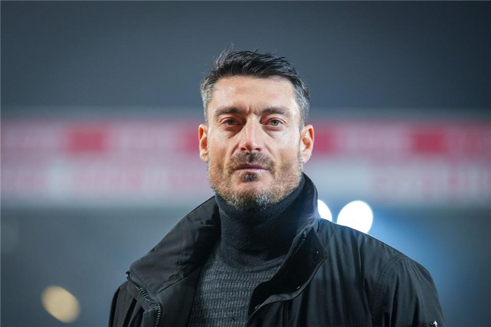 Eintracht Frankfurts Neu-Trainer Albert Riera hofft gegen Borussia Mönchengladbach auf das Ende der Negativserie. (Archivbild)   Soeren Stache/dpa