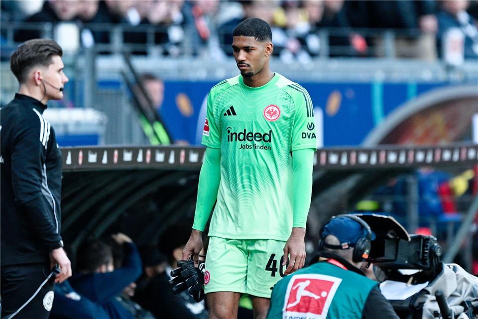 Eintracht Frankfurts Torwart Kauã Santos musste gegen den SC Freiburg früh ausgewechselt werden.Uwe Anspach/dpa