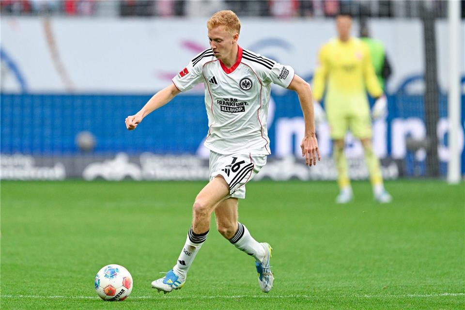 Eintrachts Hugo Larsson fehlt im schwedischen Aufgebot für die Fußball-WM. (Archivbild)Uwe Anspach/dpa