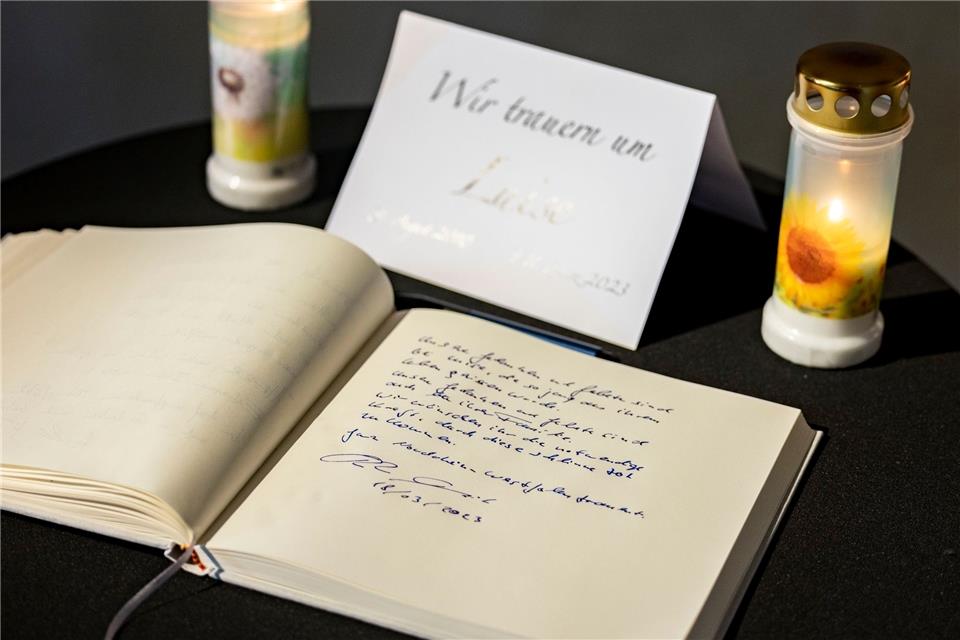 Gedenkfeier für Luise am Mittwoch: Wüst in Freudenberg Eintrag von Hendrik Wüst, Ministerpräsident von NRW im Kondolenzbuch.