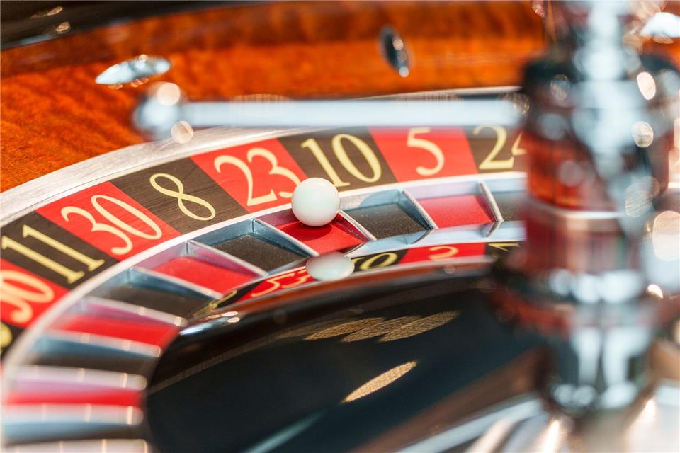 Eintritt in Spielbanken ist nur ab 18 Jahren sowie Vorlage eines Ausweises mit Namen und Adresse möglich. Andreas Arnold/dpa