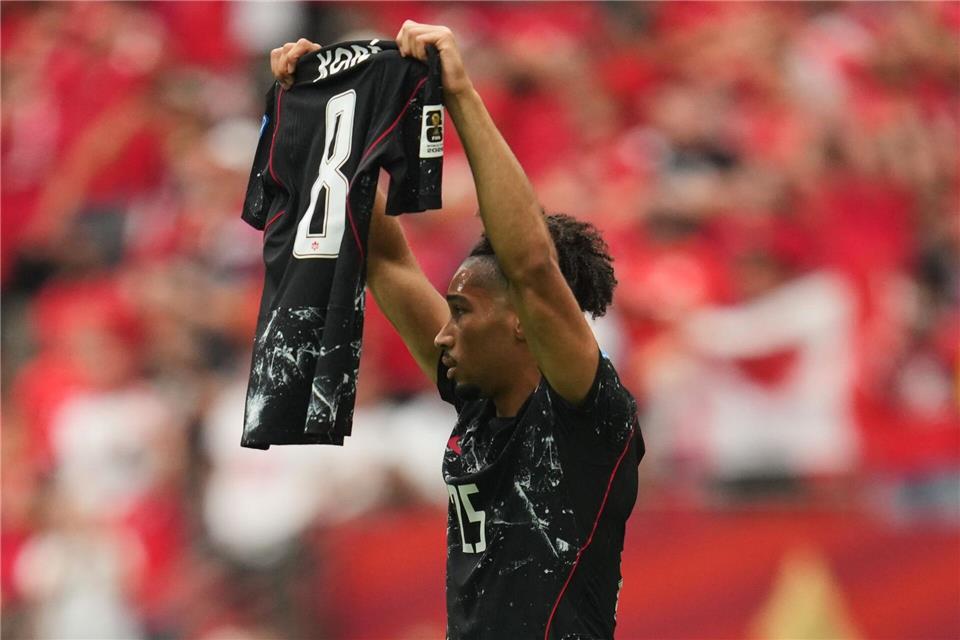 Einwechselspieler Saliba widmet sein Tor dem Teamkollegen.Abbie Parr/AP/dpa