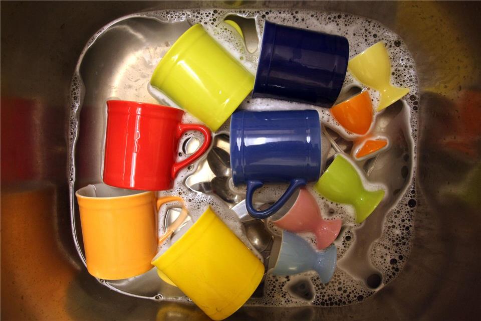 Einweichen in Wasser und etwas Spülmittel hilft, um hartnäckige Speisereste zu lösen.Karl-Josef Hildenbrand/dpa/dpa-tmn