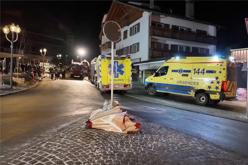 Einwohner und Besucher von Crans-Montana stehen unter Schock.Police Cantonale Valaisanne/Police Cantonale Valaisanne/AP/dpa