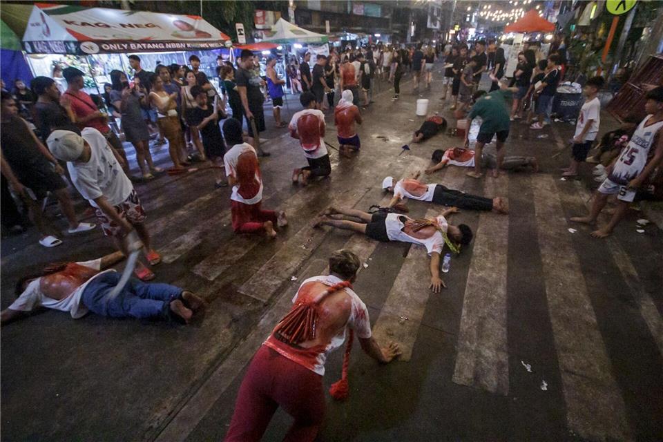 Einwohner von Bangkulasi schlagen sich mit Bambuspeitschen auf den Rücken, um Buße zu tun, sagen sie. Zedrich Xylak Madrid/ZUMA Press Wire/dpa