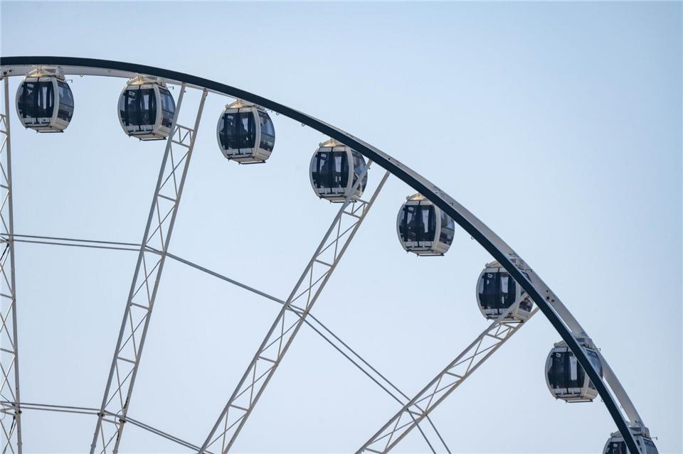 Einwohnern von Warnemünde boten die Betreiber eine Gratis-Fahrt im Riesenrad an.Stefan Sauer/dpa