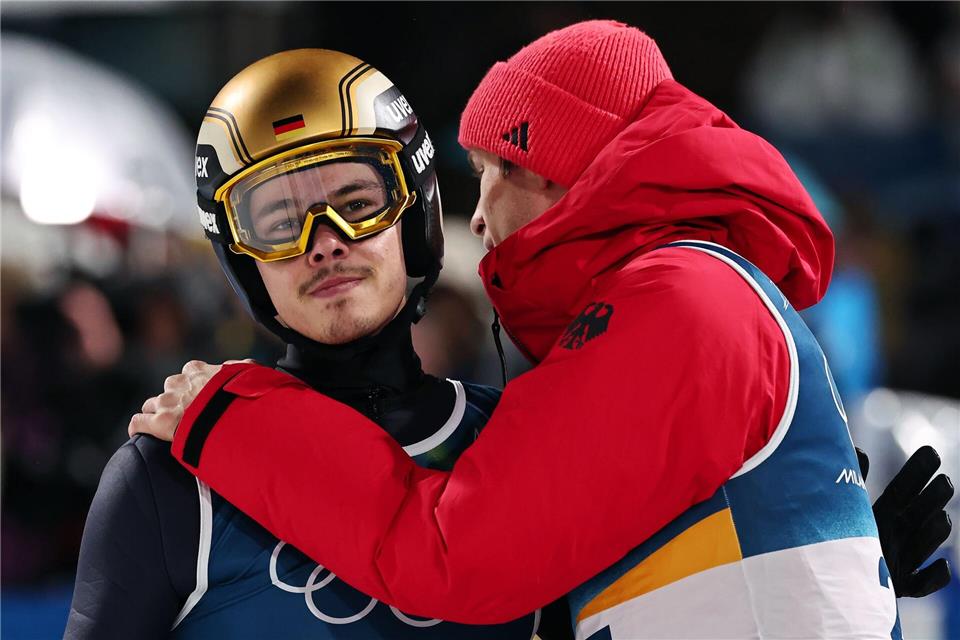 Einzel-Olympiasieger Philipp Raimund (l) und Andreas Wellinger (r) gehören zum deutschen Super-Team-Aufgebot.Daniel Karmann/dpa