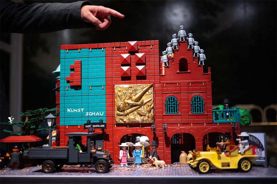 Einzig das vergoldete Relief am Eingang der historischen Böttcherstraße kommt aus dem 3D-Drucker.Sina Schuldt/dpa