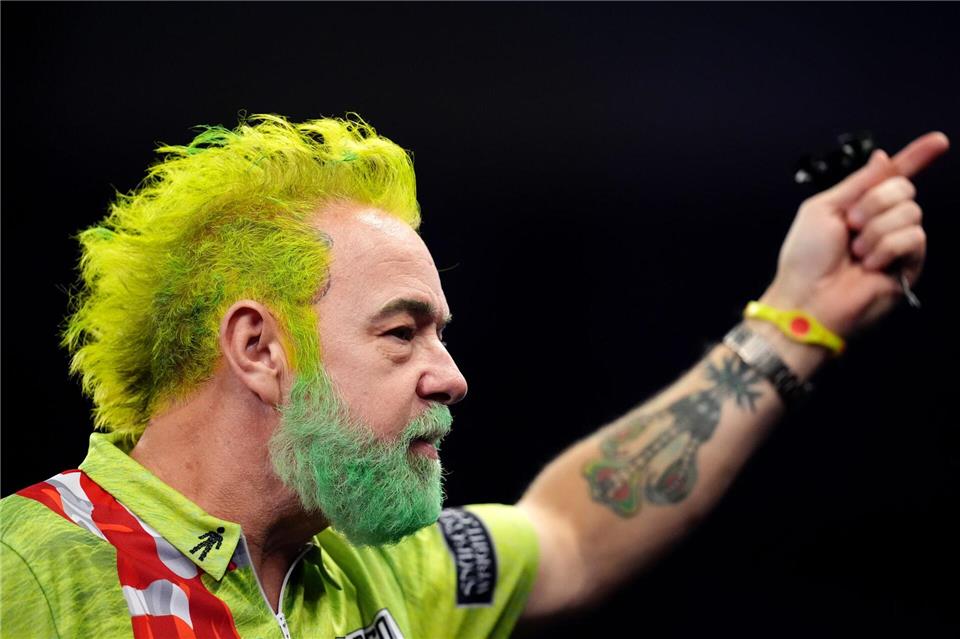Einzigartiger Auftritt: Der zweimalige Weltmeister Peter Wright. (Archivbild)John Walton/PA Wire/dpa