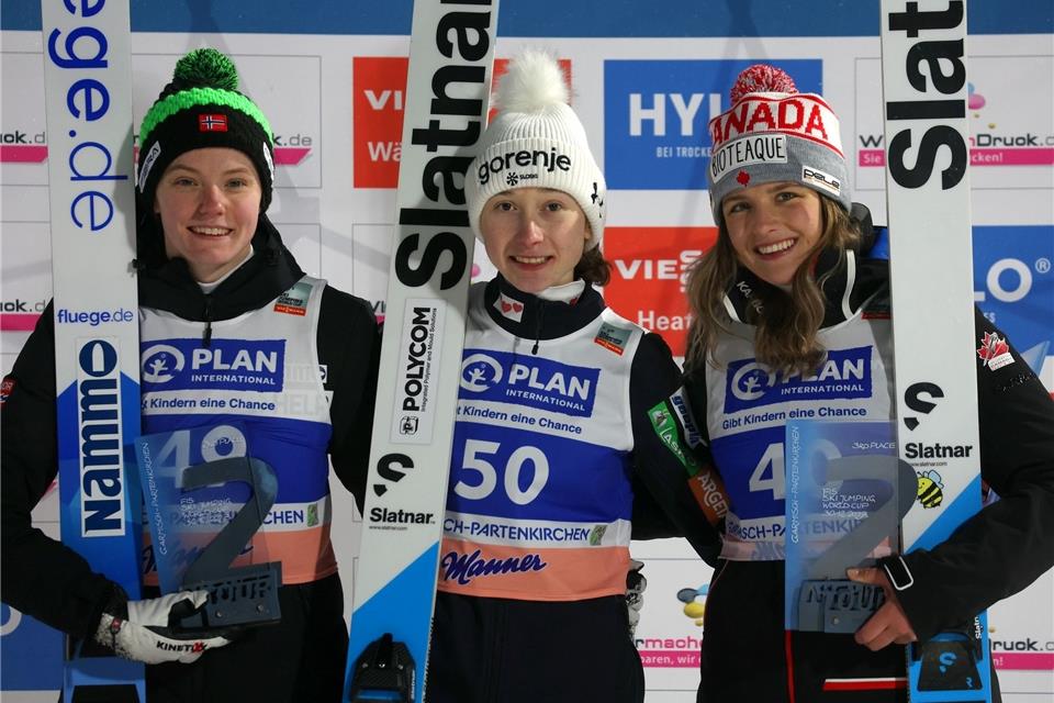 Eirin Maria Kvandal (l-r), Siegerin Nica Prevc und Abigail Strate bei der Siegerehrung.