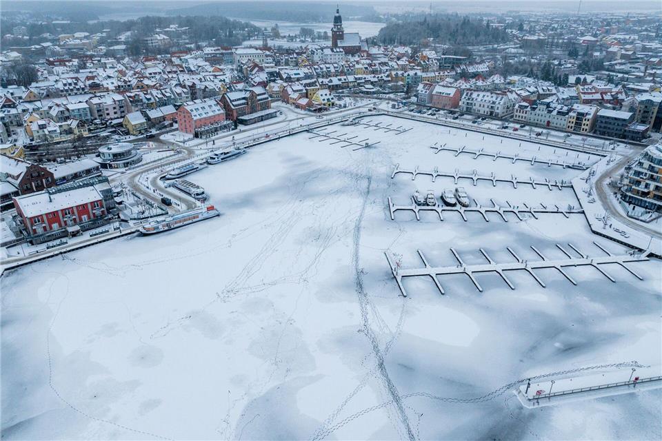 Eis bedeckt derzeit Seen der Mecklenburgischen Seenplatte - auch die Müritz.Jens Büttner/dpa