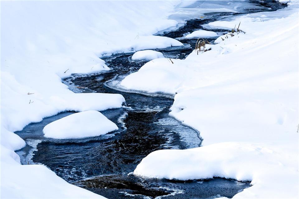 Eis bildet sich auch auf Gewässern. (Archivbild) Frank Hammerschmidt/dpa