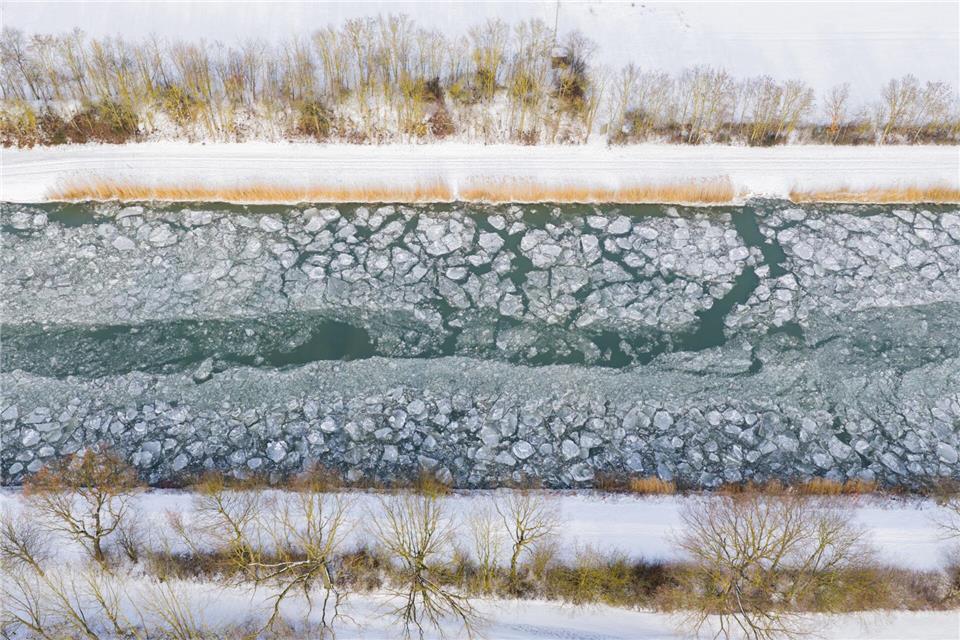 Eis schwimmt auf dem Mittellandkanal in der Region Hannover.Julian Stratenschulte/dpa