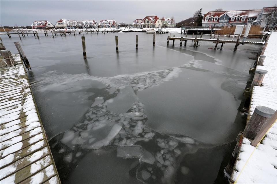 Eis sorgt für Einschränkungen im Fährverkehr.Bernd Wüstneck/dpa