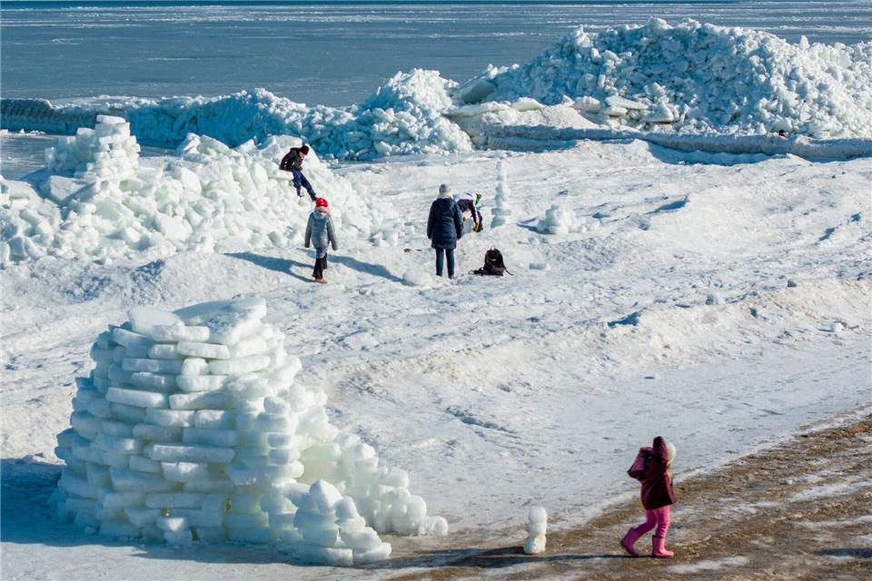 Eis soweit das Auge reicht, gibt es derzeit am Ostseestrand von Zempin auf Usedom. Jens Büttner/dpa