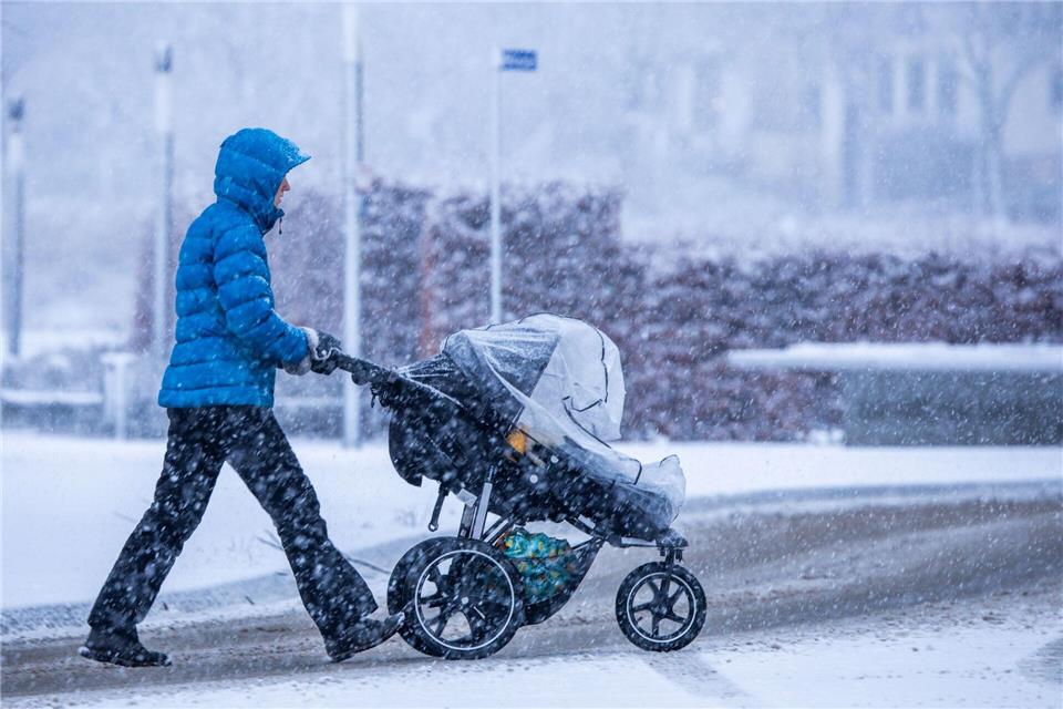 Eis und Schnee haben den Start in die neue Woche in MV begleitet.Jens Büttner/dpa