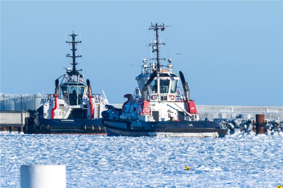 Eis und Wind wirken sich auch auf den Betrieb des Rügener LNG-Terminals aus.Stefan Sauer/dpa
