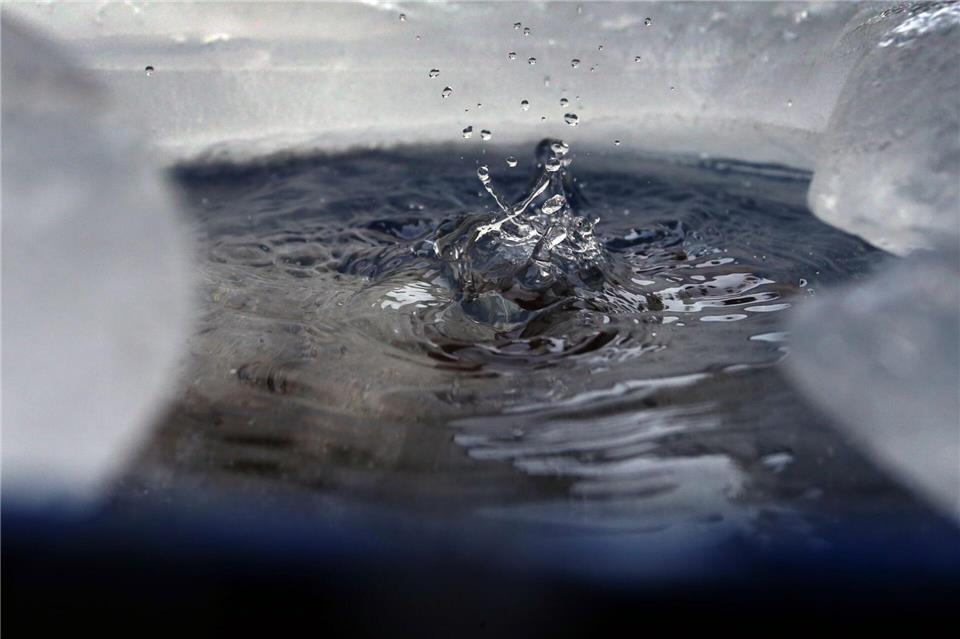 Eis vermeiden: So schützen Sie Ihre Regenwassertonne vor Frost.picture alliance/dpa