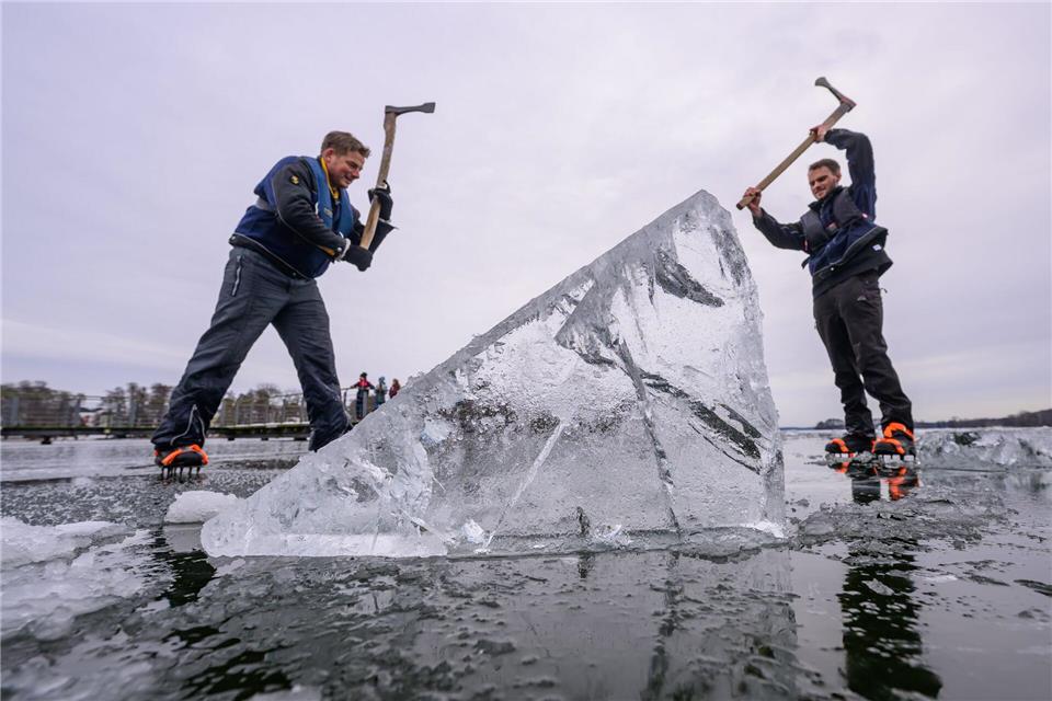 Eis wird am Scharmützelsee aufgebrochen.Patrick Pleul/dpa/ZB