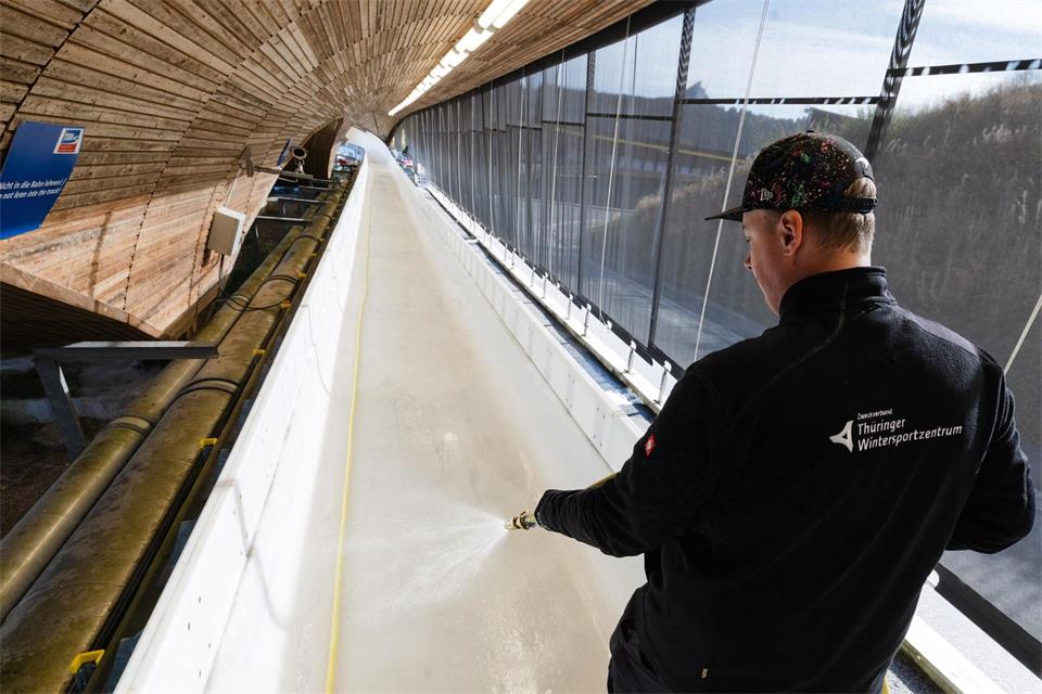 Eisaufbau auf der Oberhofer Rennrodelbahn. Michael Reichel/dpa