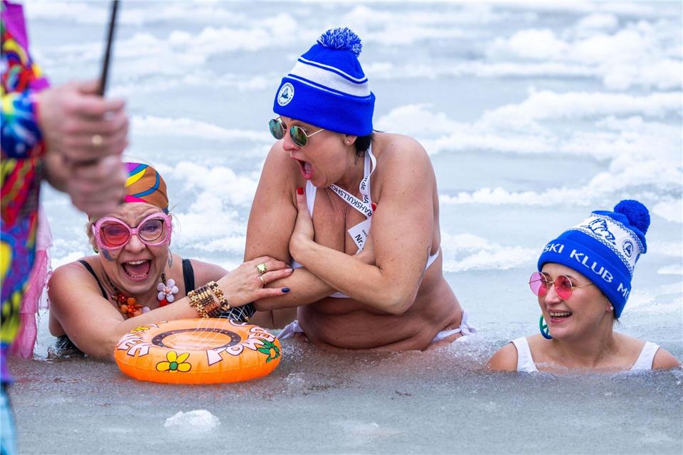 Eisbaderinnen planschen in der kalten Ostsee vor Usedom.Jens Büttner/dpa