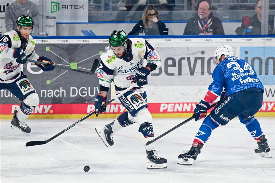 Eisbären-Torschütze zum 2:0: Berlins Jean-Sébastien Dea.Uwe Anspach/dpa